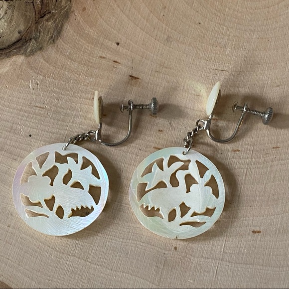 VTG- Carved MOP Bird of Paradise, Dangle & Drop Screw Backs- Carded - Picture 4 of 7